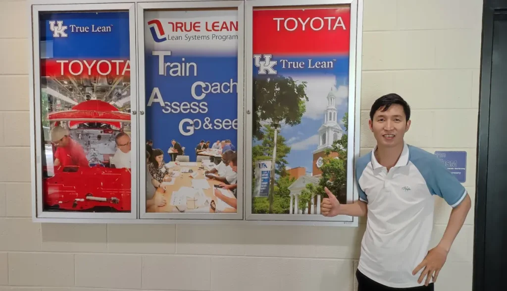 Đại Nguyễn tại ĐH Kentucky (Mỹ) chụp hình kỉ niệm chương trình True Lean Toyota